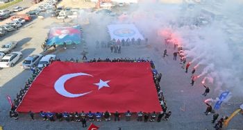 Çanakkale Zaferini ve şehitleri Türk bayrağı açarak andılar