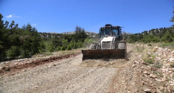 Erdemli Akpınar Mahallesinin aşırı yağıştan hasar gören yollarını onarıldı