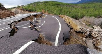 MERSİN'DE YOL ÇÖKTÜ