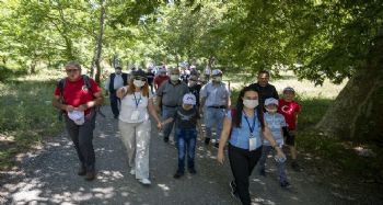 Özel gereksinimli çocuklar, babalarıyla doğa yürüyüşüne katıldı