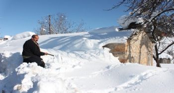 Kar yayla evlerini beyaz örtüyle kapladı