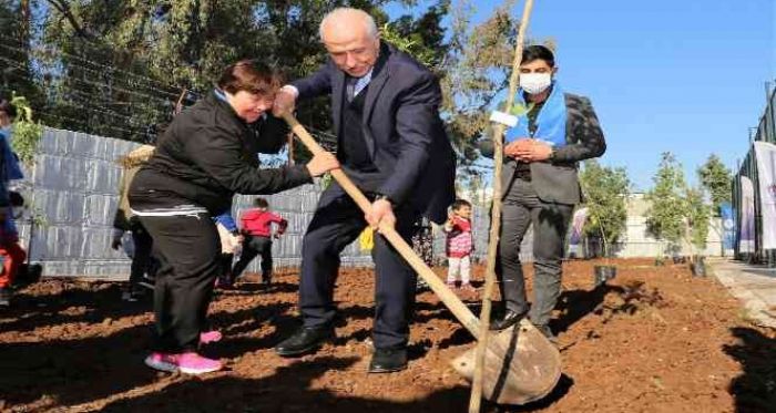 Başkan Gültak, engelli çocuklarla birlikte fidan dikti
