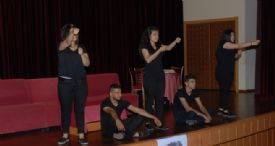 İŞİTME ENGELLİ ÖĞRENCİLERDEN “BİR GARİP ORHAN VELİ” TİYATROSU