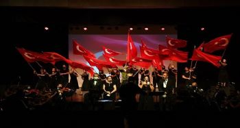 Mersin Şehir Tiyatrosu, ‘Anadolu Toprağı Uyanıyor’ gösterisiyle perdelerini açtı