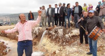 Mahallelerine 50 yıl aradan sonra gelen su için davul zurna çaldırıp göbek attılar
