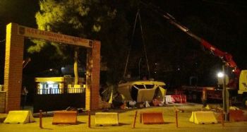 Otomobil jandarmanın nöbetçi kulübesine girdi