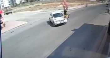 Mersin'de motosiklet kazaları güvenlik kameralarına yansıdı