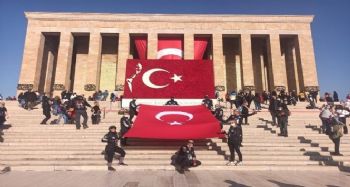 550 kilometreyi bisikletle gidip Ata'nın huzuruna çıktılar