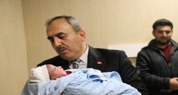 MERSİN'DE YENİ YILIN İLK BEBEĞİ DOĞDU
