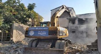Akdeniz'de metruk binaların yıkımı sürüyor