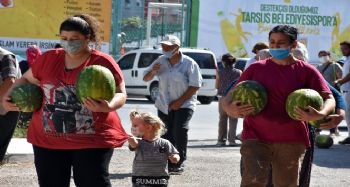 Tarsus Belediyesi, çiftçiden aldığı 10 ton karpuzu halka dağıttı