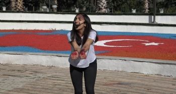 Kadına şiddete sokak tiyatrosu ile dikkat çektiler