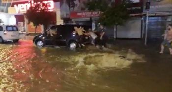 Mersin'de şiddetli sağanak yağış etkili oldu