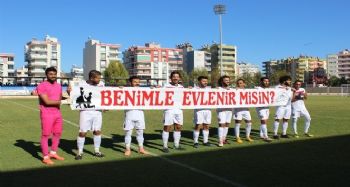 Stadyumda 2 bin kişinin önünde "Benimle evlenir misin" teklifi