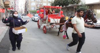 Muhtardan çocuklara faytonlu, palyaçolu kutlama