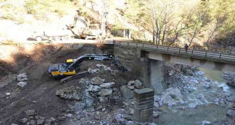 Çamlıyayla'da köprü ayakları güçlendiriliyor