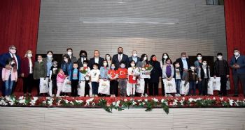 İstiklal Marşı Güzel Okuma yarışmasında dereceye girenlere ödülleri verildi
