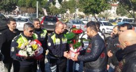 MOTOSİKLETÇİLERDEN TRAFİK POLİSLERİNE ANLAMLI ZİYARET