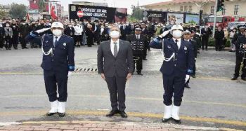 Tarsus Belediyesi, belediyeye gelen vatandaşlara Nutuk kitabı dağıttı