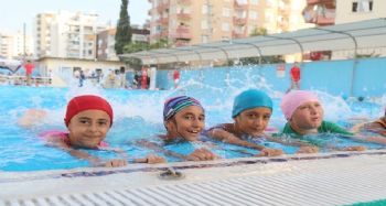 Yüzme kursunu tamamlayanlar sertifikalarını aldı