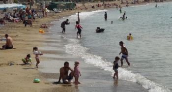Mersin'de okullar açılmasına rağmen sahillerde doluluk yaşanıyor
