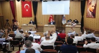 Gültak: “Bir an önce şehrimizin ana arterlerini düzeltmemiz gerek”