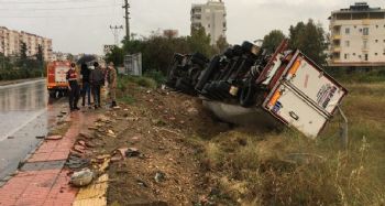 Şiddetli yağmurda kontrolden çıkan tır elektrik direğine çarparak devrildi