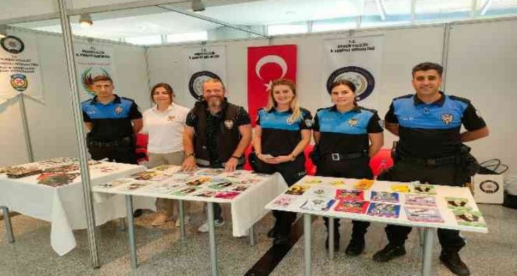 Mersin polisi kozmetik fuarında vatandaşı bilgilendirdi