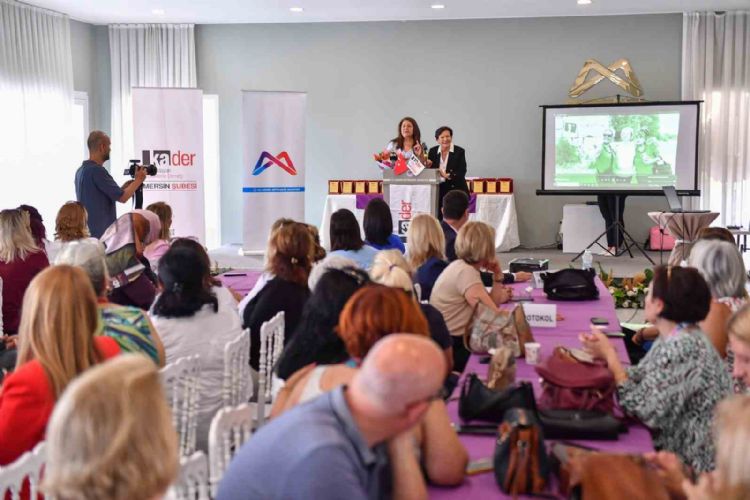 Mersin’de kadın muhtarlara plaket verildi