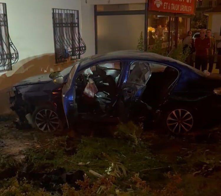 İki araç çarpıştı, biri bahçeye girdi: 9 yaralı