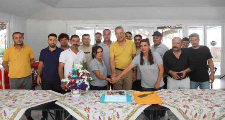Temizlik İşçilerinden Başkan Tarhan'a 'sözleşme' teşekkürü