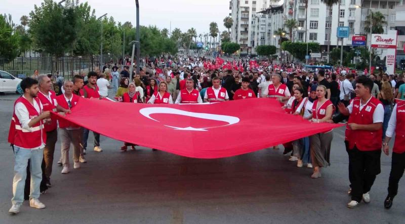 Mersin’de 15 Temmuz yürüyüşü düzenlendi, demokrasi nöbeti tutuldu