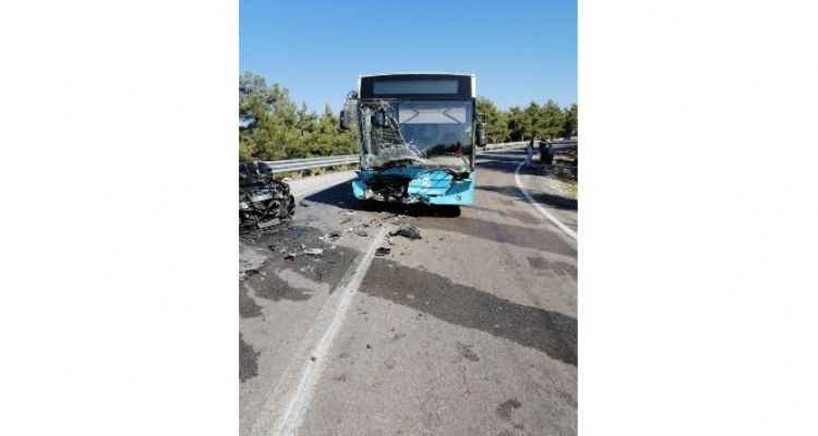 Tarsus'ta otomobil belediye otobüsü ile çarpıştı: 3 yaralı