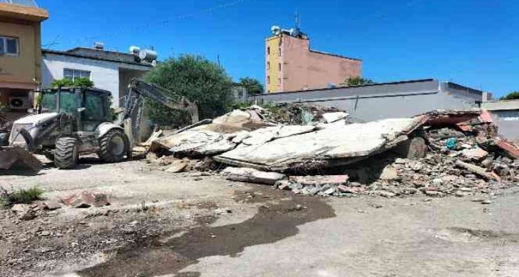 Akdeniz'de metruk binaların yıkımı devam ediyor