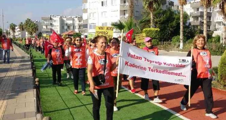 Bayraklı, sloganlı ‘Toprağa Saygı’ yürüyüşü