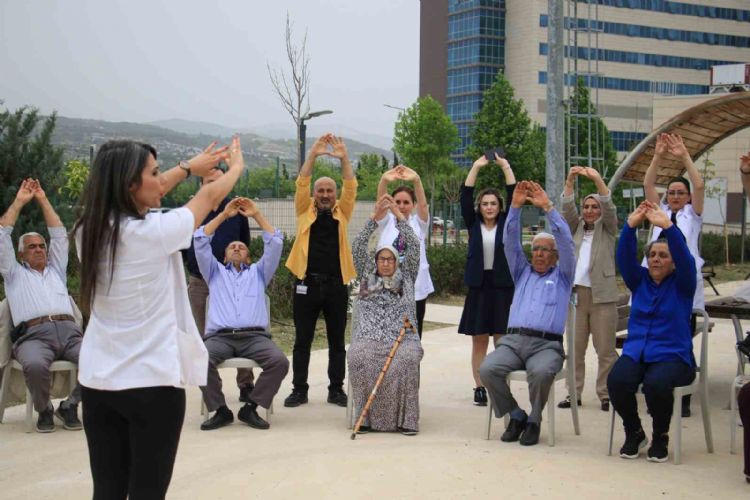 65 yaş üstü hastalar hastane bahçesinde egzersiz yaptı
