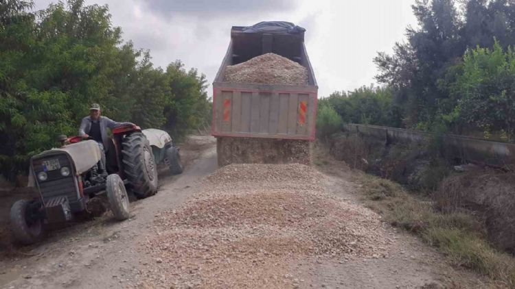 Tarsus’ta köy yolları iyileştiriliyor
