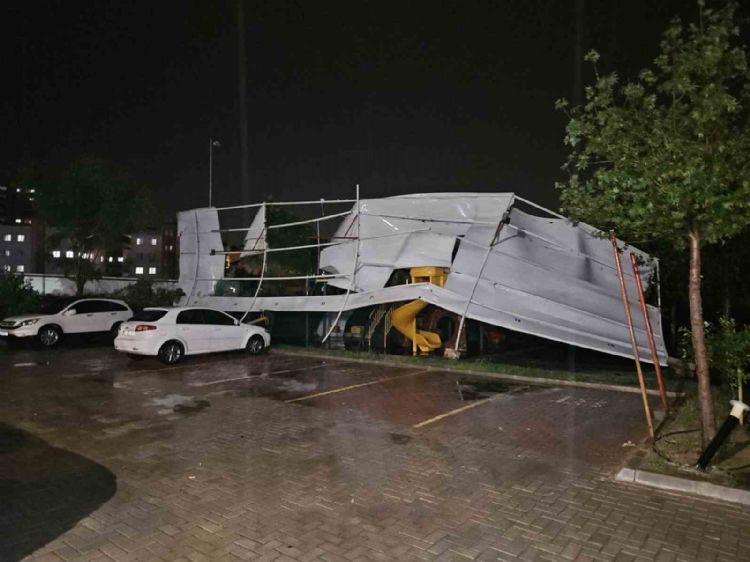 Mersin’de yağmur ve fırtına etkili oldu