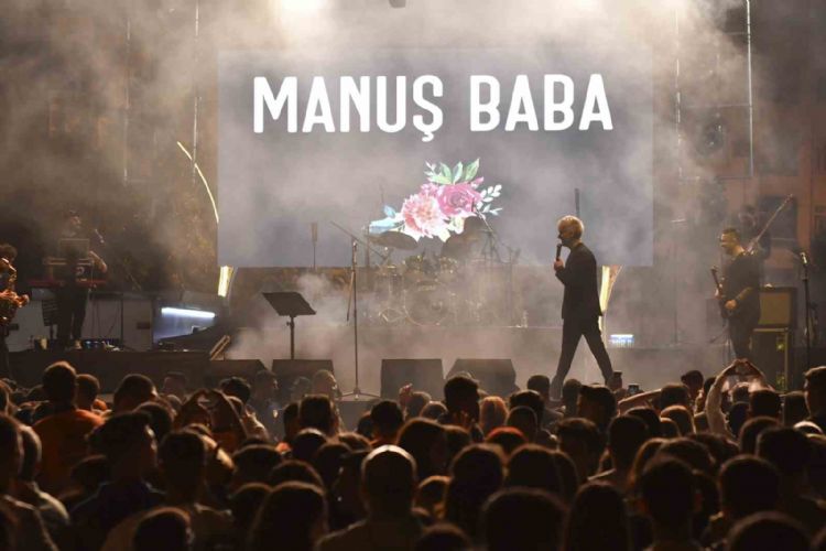 ‘Mabel Matiz ve Manuş Baba’ Mersin’de konser verdi