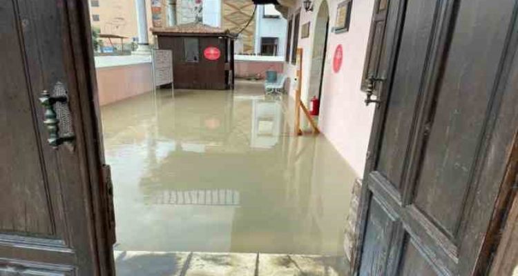 Yağmur etkili oldu, cadde göle döndü