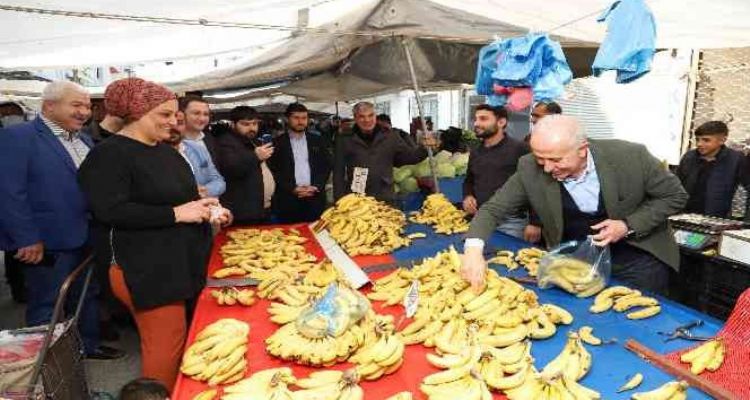Başkan Gültak pazarda muz satışı yaptı, vatandaşla okey oynadı