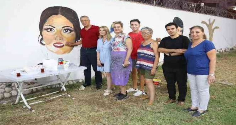 Mezitli yazlık sinemanın duvarları sanatçıların resimleriyle donatıldı