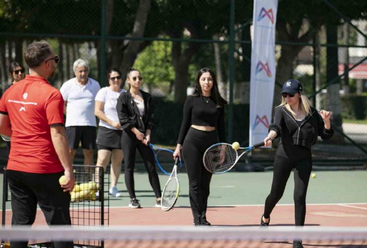 Mersin Büyükşehir Belediyesinden ücretsiz tenis kursu