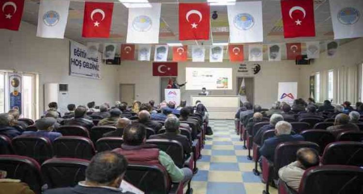 Mersin'de üreticilere kayısı hasat teknikleri eğitimi