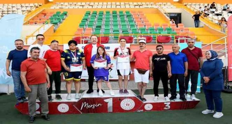 Vali Pehlivan, özel sporculara madalya ve başarı belgesi verdi