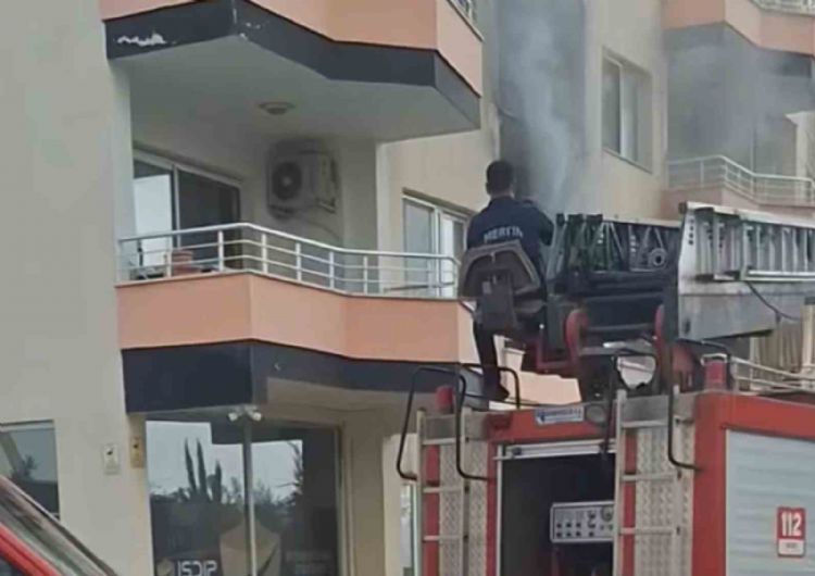 Erdemli’de bina yangını korkuttu