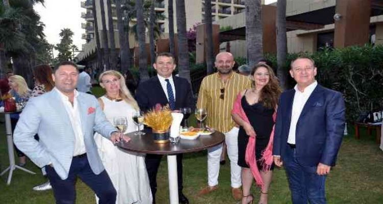 Erkekler kadınlar için şarkı söyleyecek