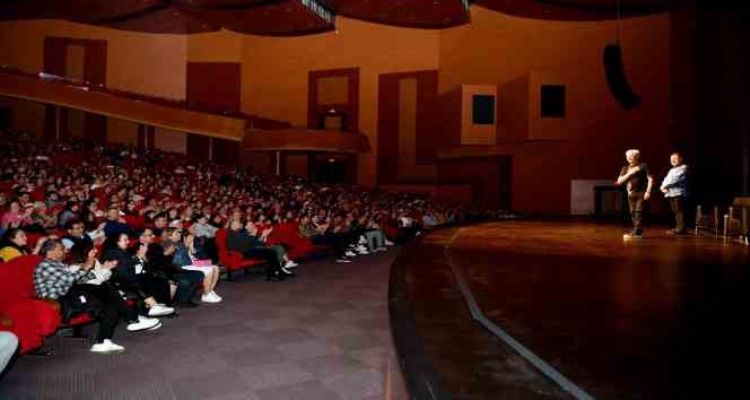 Mersin'de ‘Burda Olan Burda Kalır’ gösterisi seyirciyle buluştu