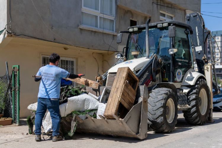 Yenişehir Belediyesi “çöp ev” niteliğindeki meskenden bir kamyon çöp çıkardı