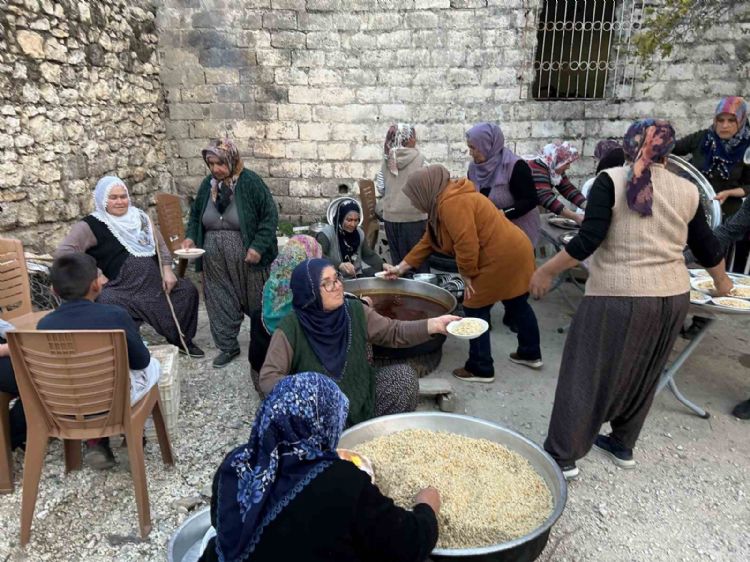 Mersin’de köy sakinlerinden imece usulü iftar